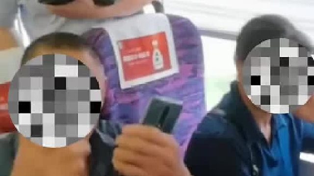 坐高铁被老两口占座与其理论，周围人纷纷劝阻大爷马上开喷，遇见这事该咋办？
