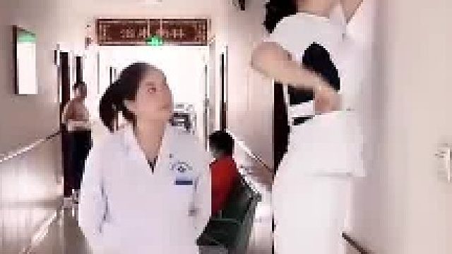 护士踩凳想在主任前表现，本想露一手，没料把事情办坏了