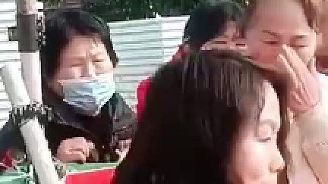 女子套圈险中大奖，摊主半路抢圈没收，这波操作太绝