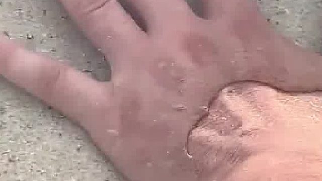 男子记录在海边惊险一幕，手放进水里像刀插进肉一样的疼