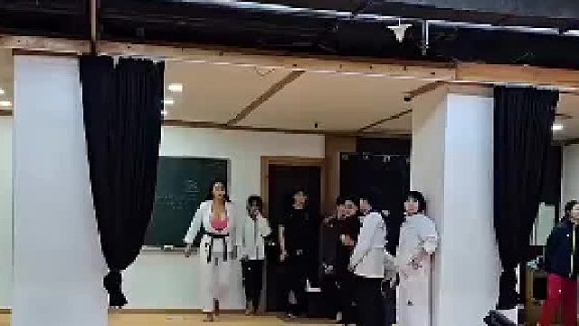“不可思议的空中三连踢”，如燕掠影，似电破空