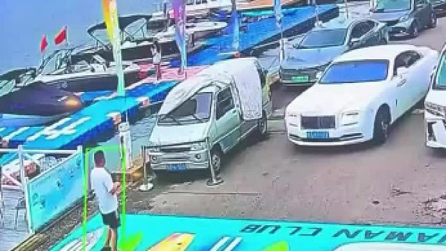 白衣服一脸懵逼，根本没发现怎么回事！