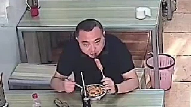 餐馆里可乐被抢走，三个男人一脸懵，完全反应不过来