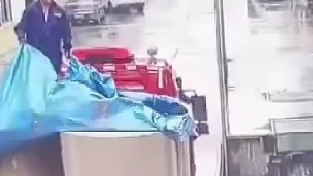 叉车车司机卸货不慎夹往雨棚，站在雨棚上的工人瞬间被拖拽摔在地上。
