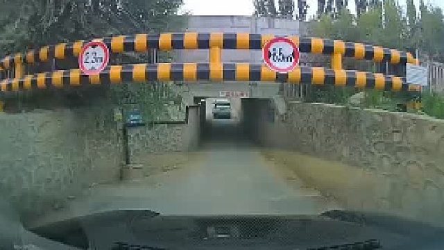 大爷下坡刹不住车，结果下一秒...网友：大哥已经尽力了就不要让大哥赔钱了吧