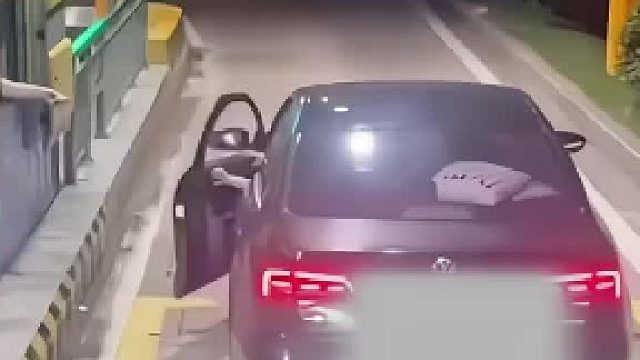 夜间高速上的危险驾驶行为，这是哪个驾校毕业的，怎么还敢上高速
