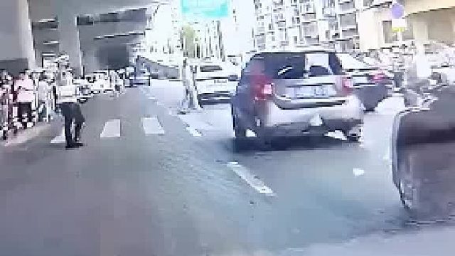 这个警察真细心