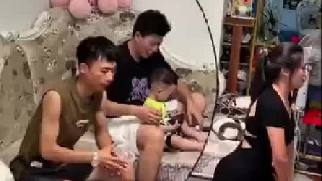 媳妇饭后运动莫名来了感觉，成功预判了老公的操作