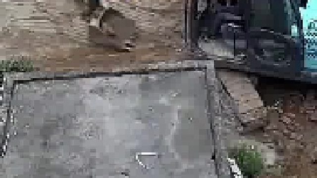 小伙晚上回家发现邻居私自砌墙堵住家门口