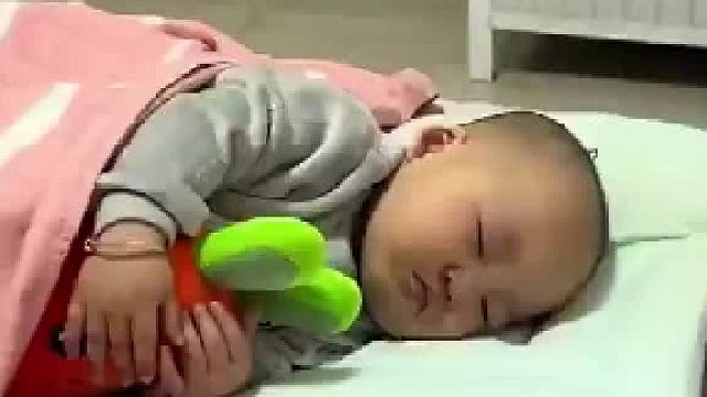 爸爸哄娃睡觉随手一丢震惊妈妈，爸爸哄睡主打爱睡不睡