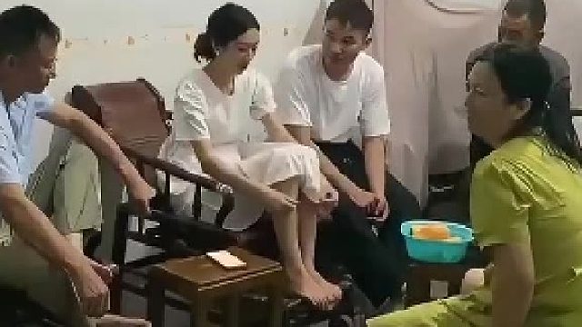 男子第一次到女友家小心翼翼，多年后再去已经放飞自我了​
