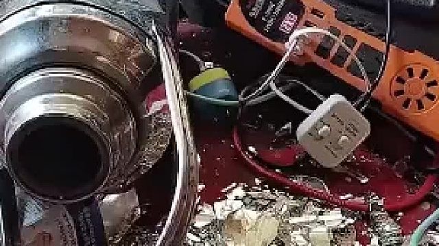 女子开货车中途与丈夫发生争吵车里的东西都被砸烂了​