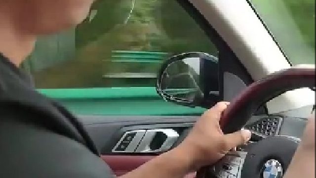 男子坐儿时兄弟的车回老家，把吃完的两包鸡蛋面塞在车上，结果被兄弟说了并全程黑着脸​