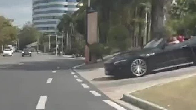 敞篷车下坡遇到直行车，立马伸出个手势，让自己的情侣车先走！