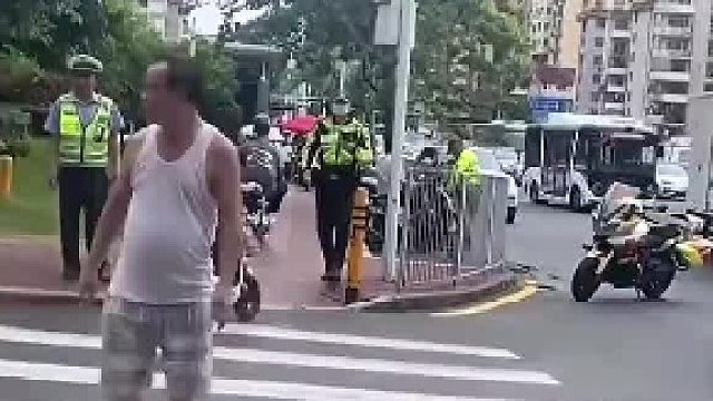 电动车带人且没戴头盔，后座用雨伞隐藏仍被发现！网友：快点！给我追！