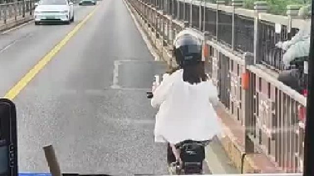 辅道宽过主路，沙雕车辆逆行乱象