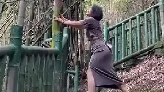 好好的一颗竹笋！都快长成竹子了！女子满足童心！这下好了！