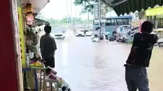 街道被水浸泡男子驾驶小车不减速反加速引店主们不满引发争执
