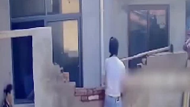 老人嫉妒邻居盖新房，故意捣乱施工，不料邻居也不是善茬