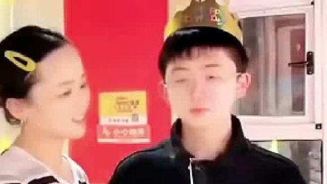 生日会蛋糕被弟弟拖走，大儿子气到离场，画面又好笑又心疼！