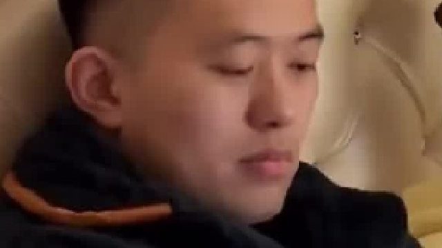 男友手机外放，女友抬手就是一巴掌，结果万万没想到