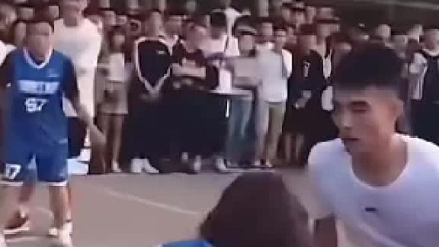 这个小伙子是会打篮球的