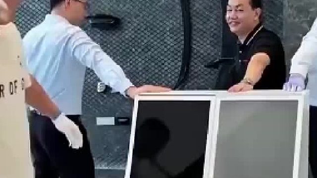 宝马原厂玻璃膜和非原厂膜，一棍定输赢，伤害不大侮辱极强.