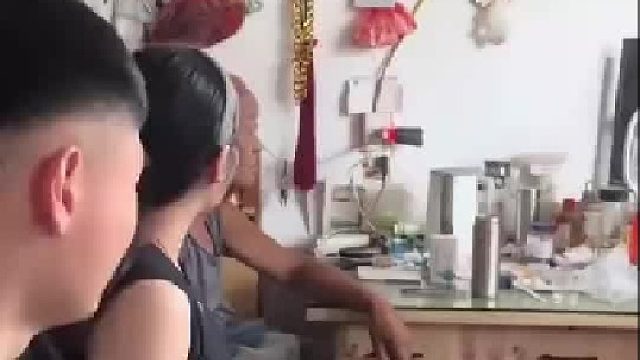 孙子和孙媳妇跟爷爷要钱，轮到孙子的时候爷爷的反应太真实了