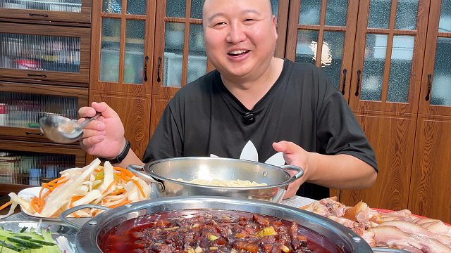 简单吃个炸酱面，大口吸面超级过瘾！