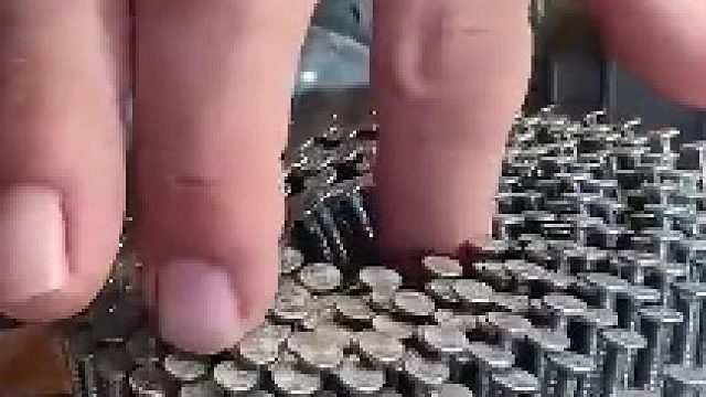 钉子工人的日常，一下子就没了一卷钢钉了​