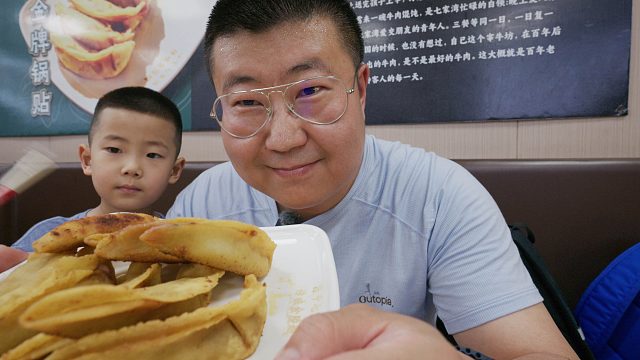 美食探店南京牛肉锅贴招牌炒面