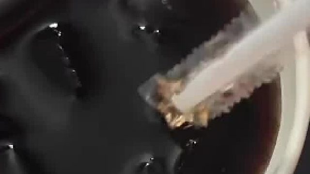 怀疑外卖送来的饮料里有回水，搅动时饮料中有絮状沉淀物。
