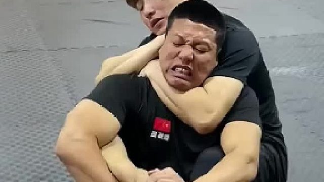 摔跤时被对手锁住,趁机反锁对手的小腿,直到对手起身才发现锁的是自己的腿
