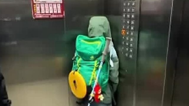 小孩哥请假去爬山，结果在电梯间偶遇班主任。