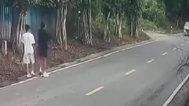 小伙假装在路边散步，等有车辆路过时伸腿碰瓷，司机_右边车辆跟他们是一伙的，他们都有碰瓷前科