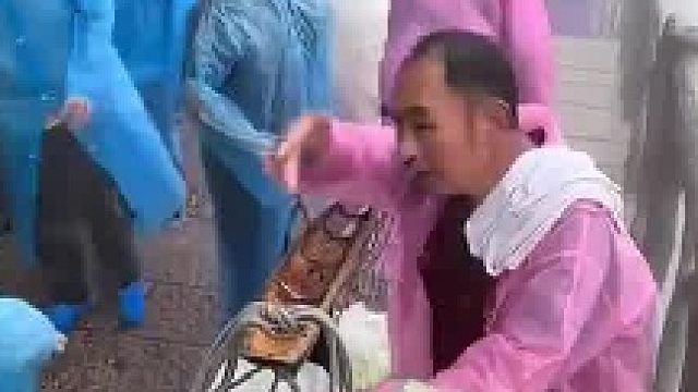 挑山工师傅实在挑不动了，想请游客帮他挑一程被婉拒  ​