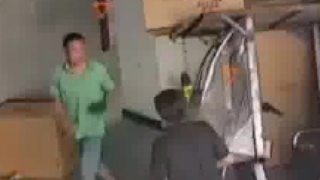 男了玩手机误拧到把手，三轮车径直撞向黑衣男子