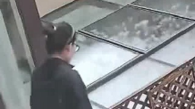 女子下雨天打不开家门，躲进狗窝和狗一起避雨