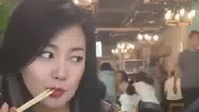 桌下暗流涌动，注意看口型