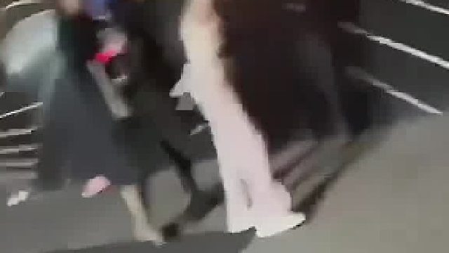 网友：男的是模特，黑衣服女的是客人，白衣服的是男模对象，被客