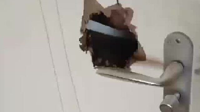 估计是孩子长期爱理不理的样子直接激怒父亲了