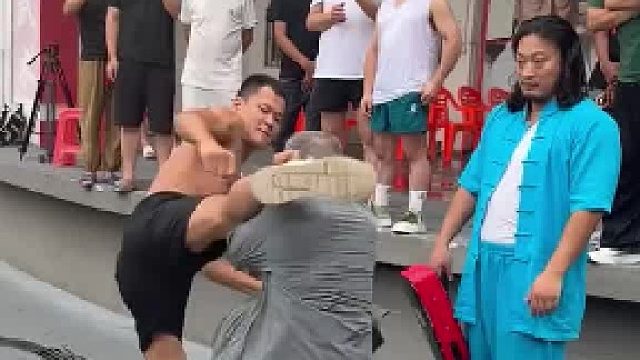 老爷子七十多岁底盘还这么稳，现场和年轻人配合展示传统的戳脚功，网友：老爷子是腿下留情了