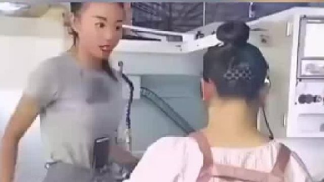 师父警告徒弟别穿短裤工作，徒弟不听劝 只好让她看看事故画面，网友：奇葩规定背后都是血淋淋的教训