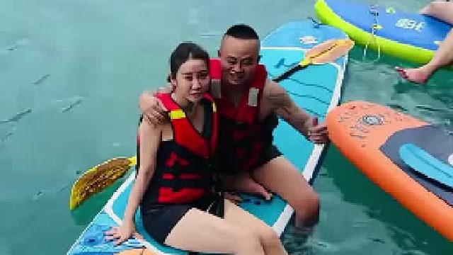 向男友索吻结果被拒绝，一顿操作女子被男友扔进水里，中年夫妻：拍照可以亲不行！