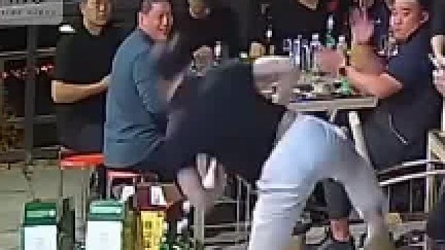 兄弟聚会男子展示功底，一套动作行云流水干净利落