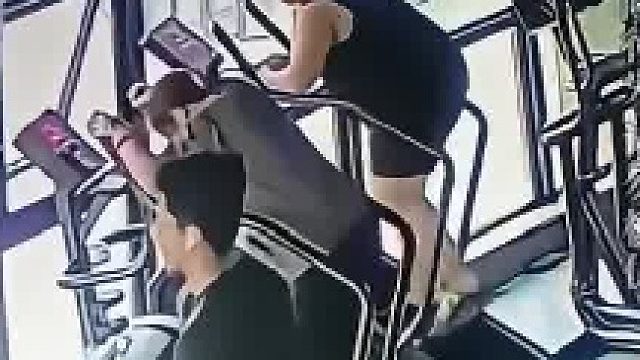 女生用爬坡机时误触加速键，大哥眼瞧不对连忙帮忙按暂停