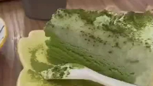 女子点的小蛋糕被冻结实了端上桌,服务员回答的也是很高情商了