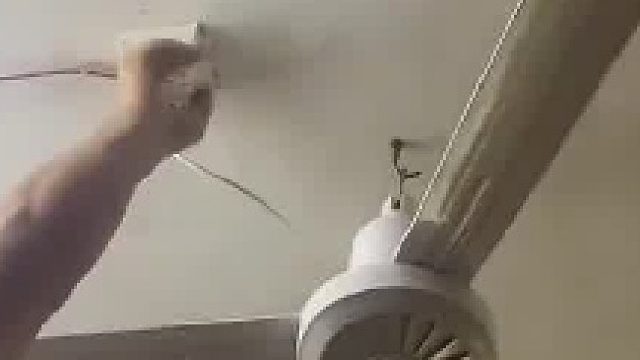 电风扇开了没法关掉，电工师傅真是个人才啊​