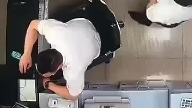 女子在柜台研究银行防爆枪，下一秒走火直接喷同事一脑袋，外面大哥：第一次感受到防弹玻璃的保护