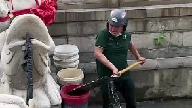 你猜他为啥戴头盔